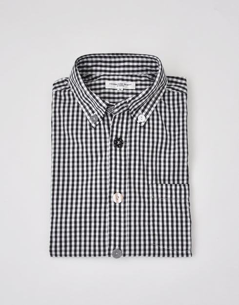 くるみボタンの半袖シャツ